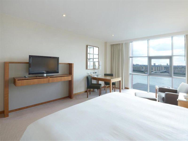 加那利滨江广场酒店 伦敦 外观 照片 A room at the Hilton London Heathrow