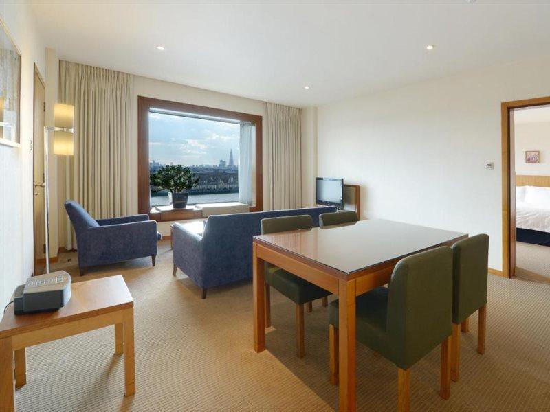 加那利滨江广场酒店 伦敦 外观 照片 A suite at the Hilton London Heathrow