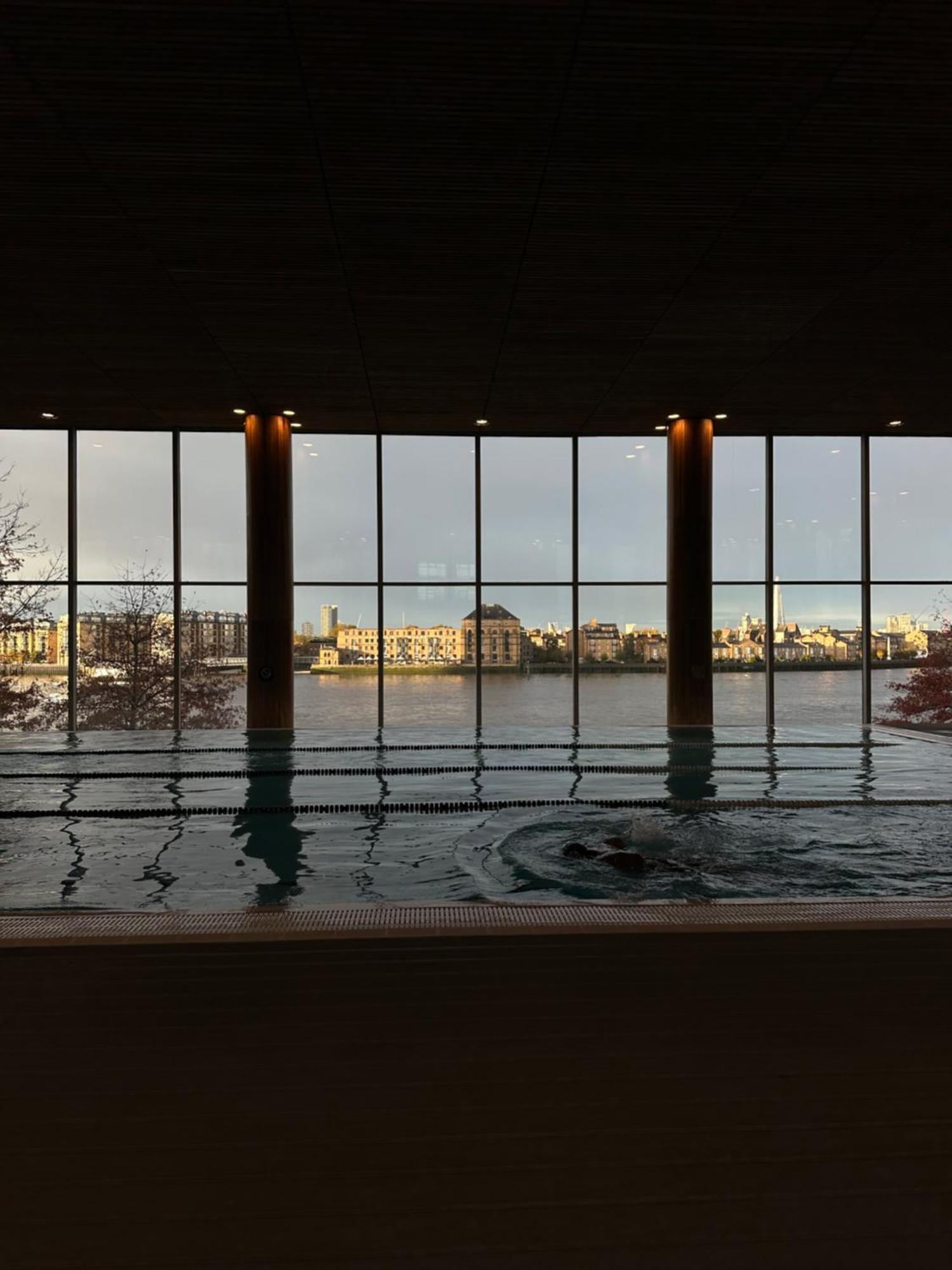 加那利滨江广场酒店 伦敦 外观 照片 View from the pool