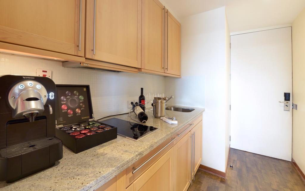 加那利滨江广场酒店 伦敦 外观 照片 A typical kitchen in a student apartment