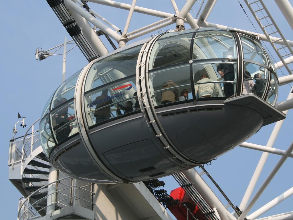 加那利滨江广场酒店 伦敦 外观 照片 A capsule of the London Eye