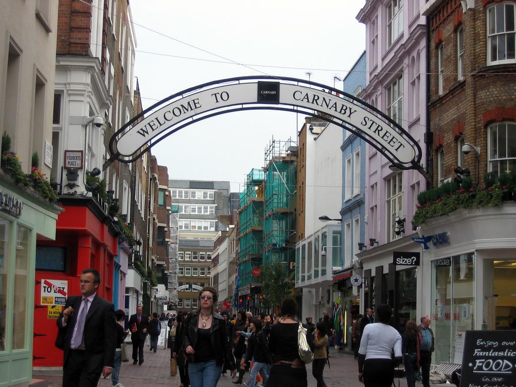 加那利滨江广场酒店 伦敦 外观 照片 The entrance to Carnaby Street